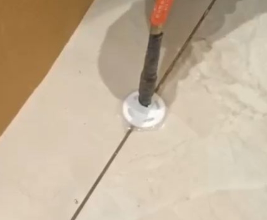 宣城市瓷砖空鼓维修公司专业解答瓷砖在铺贴过程中，如果没有涂抹均匀到位的粘结材料（如水泥砂浆或瓷砖胶），可能会导致以下问题