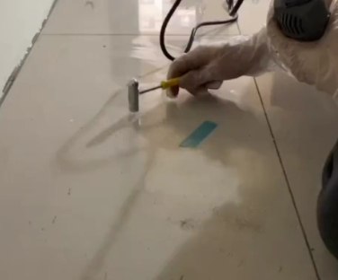 宣城市瓷砖开裂维修公司专业分享瓷砖在铺贴前如果没有沥干水分，将会导致以下问题
